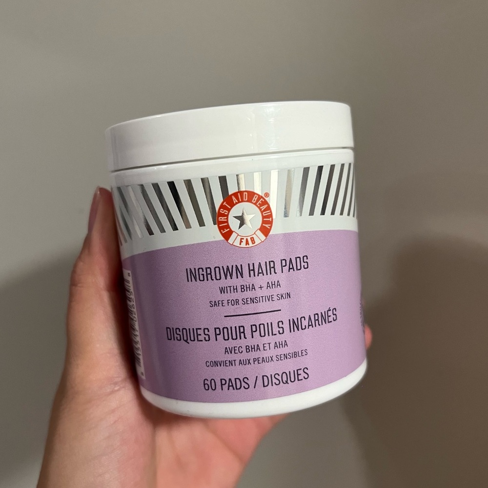 First Aid Beauty Ingrown Hair Pads with BHA
& AHA